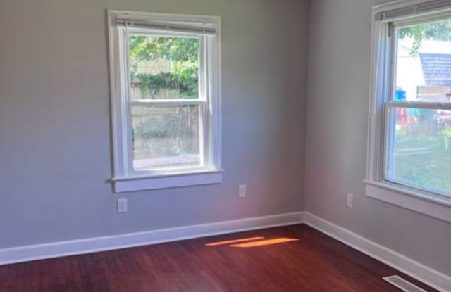 2 BR Belmont Area Cottage  Heart of Downtown Gallery 4