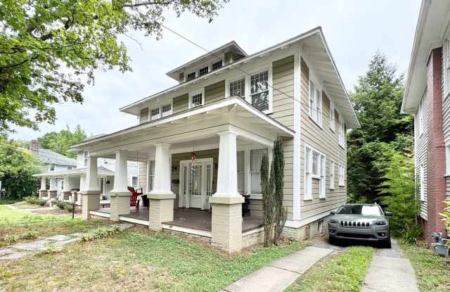 Adorable Studio Apartment Near UNCG ! photos photos