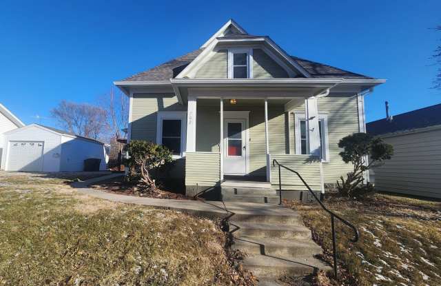 Spacious 3 Bedroom 1.5 Bathroom Home - 702 East 1st Street, Pella, IA 50219