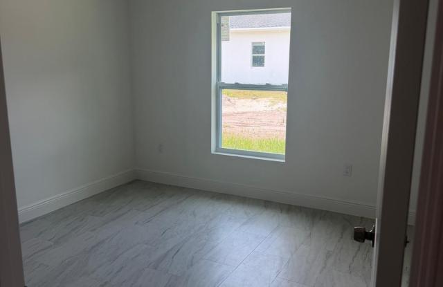 4880 Alberta Avenue Gallery 4