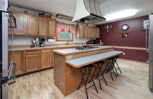 Large Corner Lot Home - 4 bed - 3 bath Gallery 4