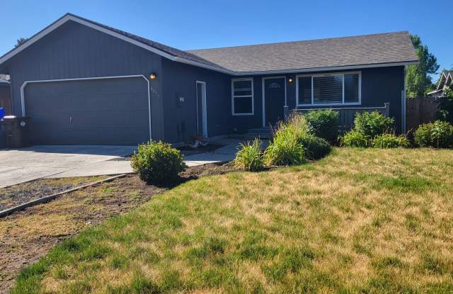 3 Bed 2 Bath - Single Level - Fenced - 2 Car Garage - 3016 Southwest Pumice Place, Redmond, OR 97756