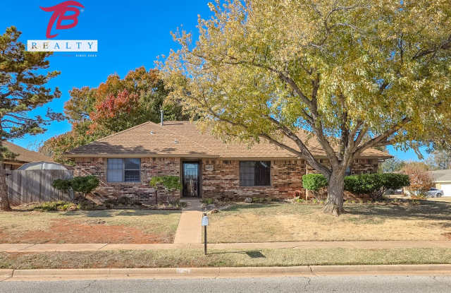 Spacious 3 bedroom, 2 bath single‑family home in the desirable Lyrewood/Woodlake area of northwest Oklahoma City photos photos