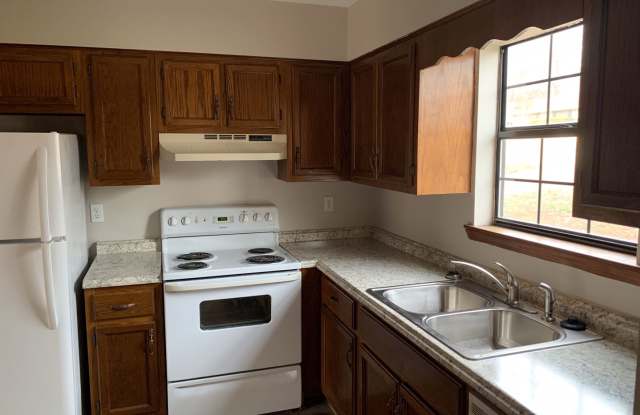 Remodeled 2bed/1.5 Bath Townhouse - 1703 Wembleton Drive, Jonesboro, AR 72401