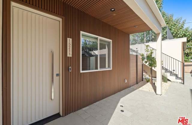 15211 1/2 Morrison St photos photos