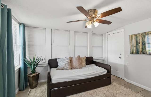 Charming 3-Bed Home- 1 Block to Downtown Gallery 3