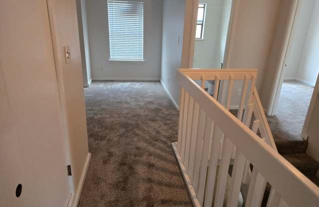 Great Town-Home!! Gallery 3