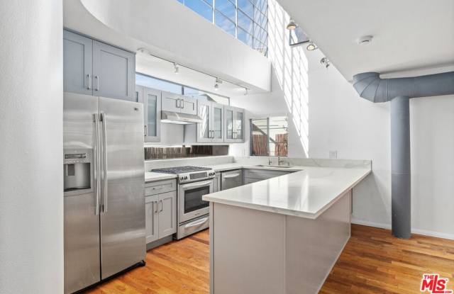 1015 Marine St unit: 4 photos photos