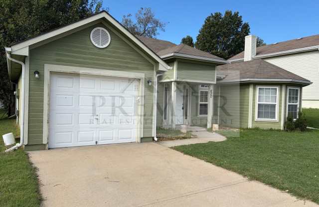 Spacious 2 bedroom/ 1.5 bath home with garage!  420 N Savage Ct Independence MO - Rent $1370 Gallery 1
