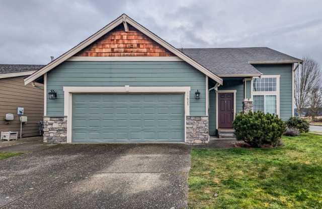 Spotless  move in ready 4 bed/2.5 bth home with main level master bedroom - 11625 58th Drive Northeast, Marysville, WA 98271
