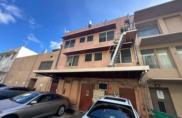 STUDIO IN THE HEART OF WAIKIKI!!! - 2123 Lau‘ula Street, Honolulu, HI 96815