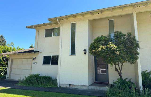 3 bedroom 2.5 bathroom duplex off Coburg Rd. - 1619 Adkins Street, Eugene, OR 97401