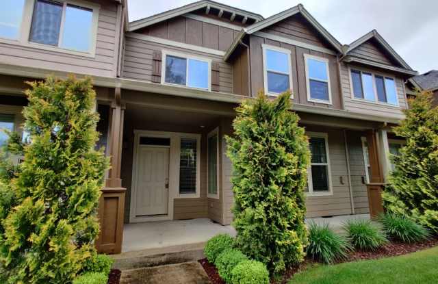 PENDING APPLICATION; Modern 3BD Town Home - Brand New Carpet Gallery 3