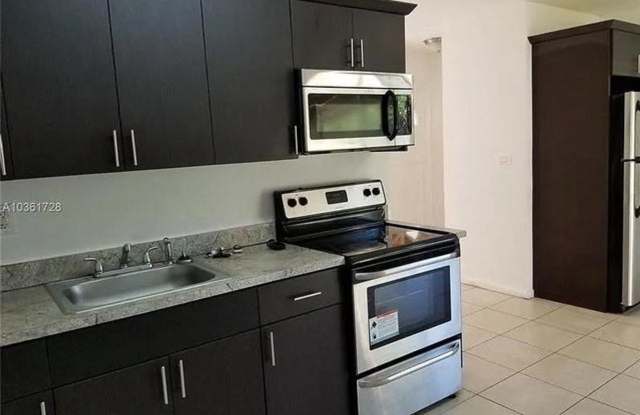 2711 NW 16TH Court, Fort Lauderdale, FL 33311 - 4433 Gallery 1