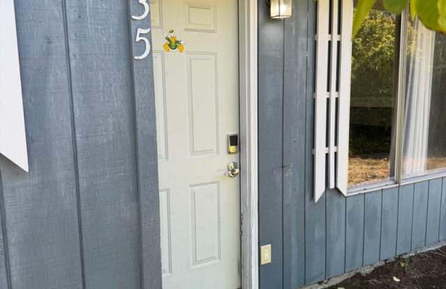 Updated 2-bedroom 1 bath duplex in Springfield! Gallery 4