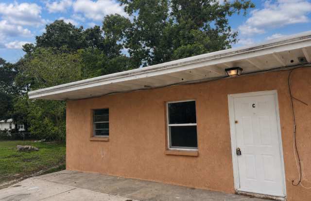 Nice 2BR/1BA Duplex Near Schools in Winter Haven! Gallery 1