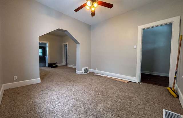 2 Bedroom / 1 Bath Home off 15th and Martha with Off Street Parking! photos photos