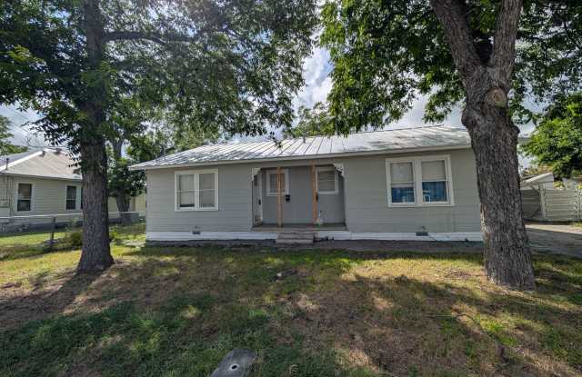 Cottage Style 1/1 Duplex Near Downtown New Braunfels / Interior Washer  Dryer Connections / NBISD photos photos