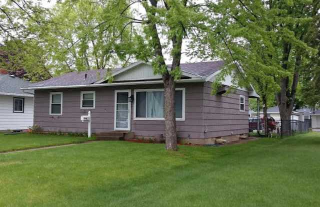 4 Bedroom 1 Bath Home For Rent in St. Cloud! - 142 21st Avenue South, St. Cloud, MN 56301