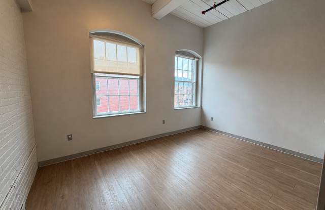Dewitt Block, Rare 2 Bed/1 Bath Apartment Available Immediately - $1,866 - ALL UTILITIES INCLUDED Gallery 2
