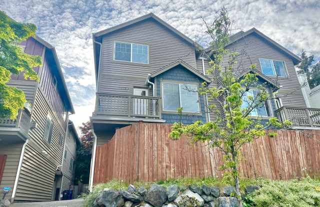Lovely 3 bed townhome in desired Licton Springs cul-de-sac! Available Now! - 9219 Interlake Avenue North, Seattle, WA 98103