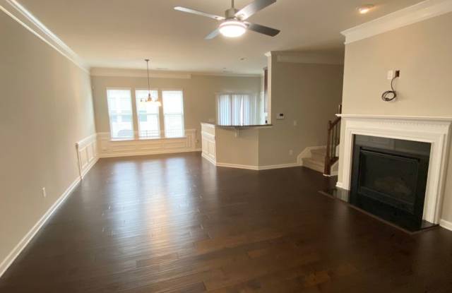Large 3 BR in Park South Station for Immediate Lease! Gallery 4