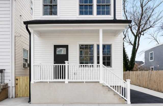 32 WEST Street Gallery 3
