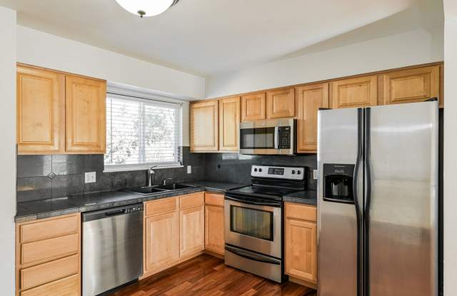 2 WEEKS FREE RENT & FREE 55" TV IF MOVED IN BY 9/30! Charming 4 Bed, 2 Bath Split-Level Home with A/C in Central Aurora! Gallery 4