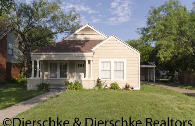 Precious Santa Rita Home! 3 Bedroom, 2 Bath over 1600 sq ft, DON'T MISS OUT! - 1007 Austin Street, San Angelo, TX 76903