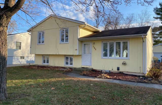 223 Hollywood Avenue - 223 Hollywood Avenue, Waterloo, IA 50701