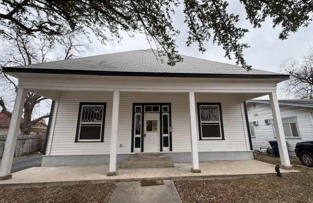 Updated 3 Bed / 2 Bath Near Downtown | Move-In Ready + Fridge Included photos photos Updated 3 Bed / 2 Bath Near Downtown | Move-In Ready + Fridge Included photos photos