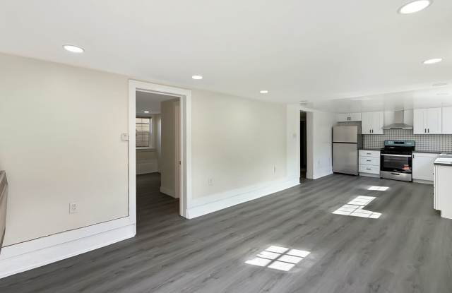 Completely Renovated Apartment in a lovely 3-unit Building with a Large Shared Yard! Gallery 4