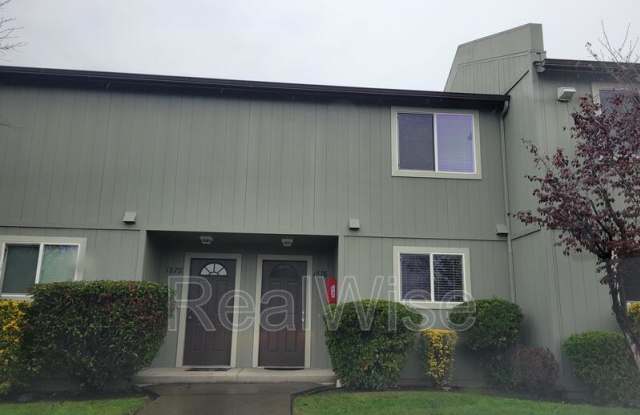 1876 NE Fairview Ave Gallery 1