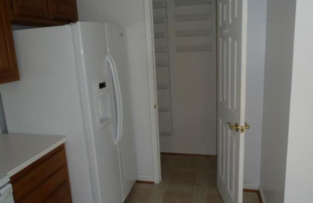 466 Darby Ln Gallery 4