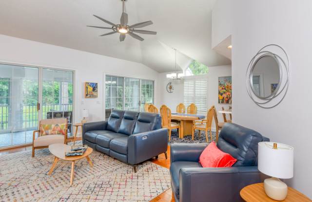 Luxury 4-bedroom - 4 bath with garage Gallery 3