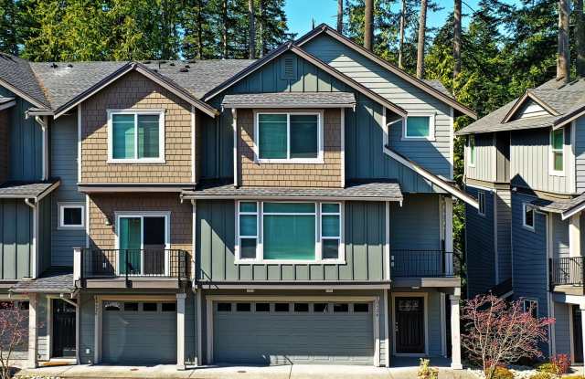 Spacious End Unit Townhome - 2 Primary Ensuite Bedrooms - 10502 15th Drive Southeast, Everett, WA 98208