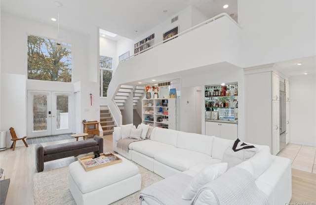 17 Lyme Lane - 17 Lyme Lane, Northwest Harbor, NY 11937