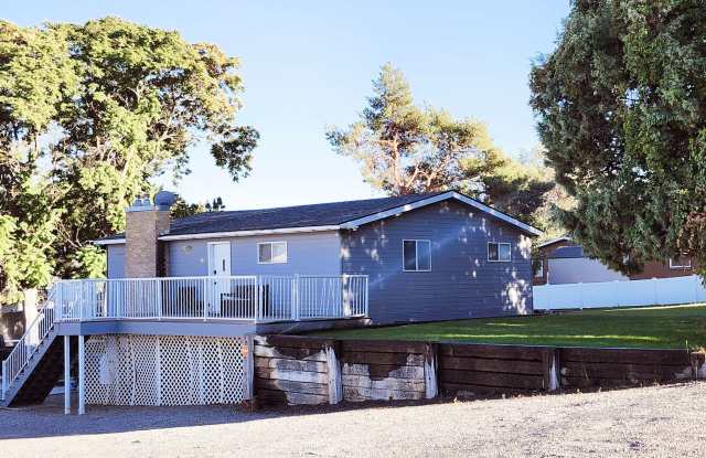 Spacious 4-Bedroom, 2-Bath Home with Daylight Basement, Large Yard & Two Fireplaces!. photos photos