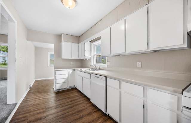 2 Bedroom with 3 Stall Attached Garage!! Gallery 3