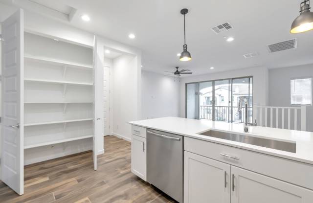 Like New luxurious townhome with 2 Master Suites in Warner Meadows! Gallery 3