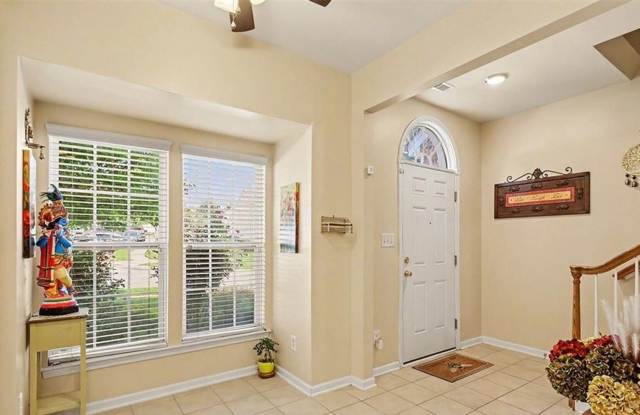 Beautiful townhome in Concord Gallery 3