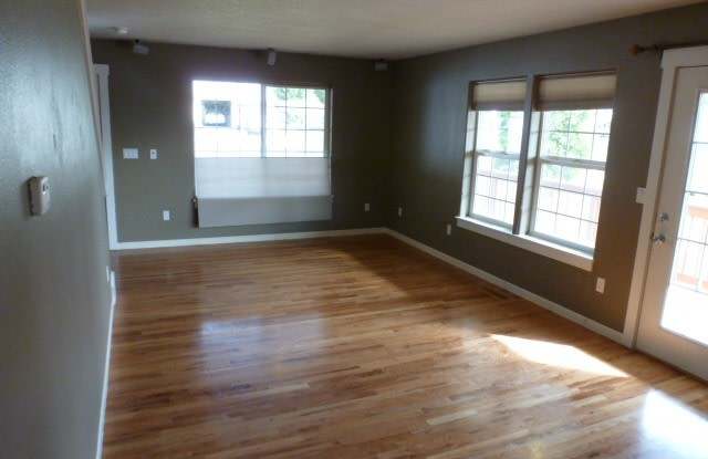 Four Bedroom West Salem Home with Attached Garage ~ 1550 Kent photos photos