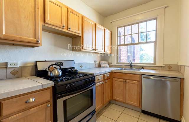 Classic Unit in Irving Street Towers – Walkable 1BR Condo! - 2109 Northwest Irving Street, Portland, OR 97210