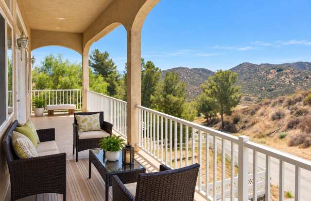 Country Style Living! 4bed+Bonus area/3.5 bath, 2000sqft+VIEWS Gallery 4