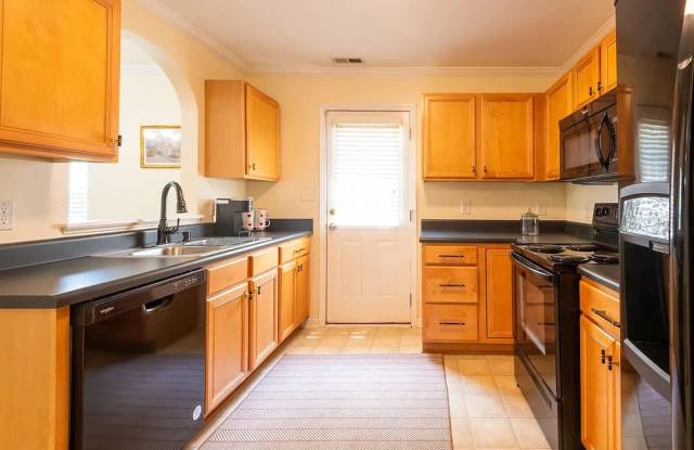 Room in 3 Bedroom Home at Raj St Gallery 4