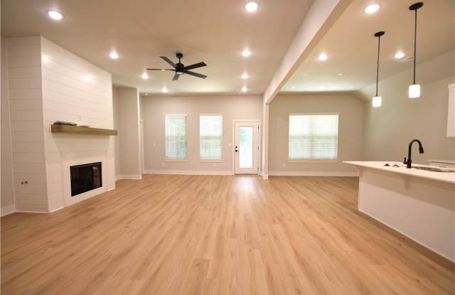 3806 SW Pinecrest Drive Gallery 3