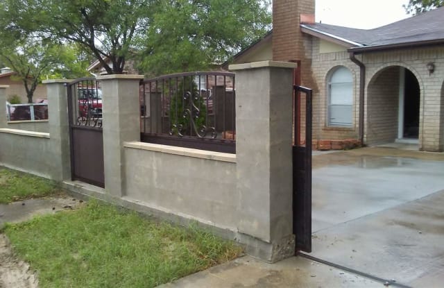 902 W 10th st - 902 West 10th Street, Taylor, TX 76574