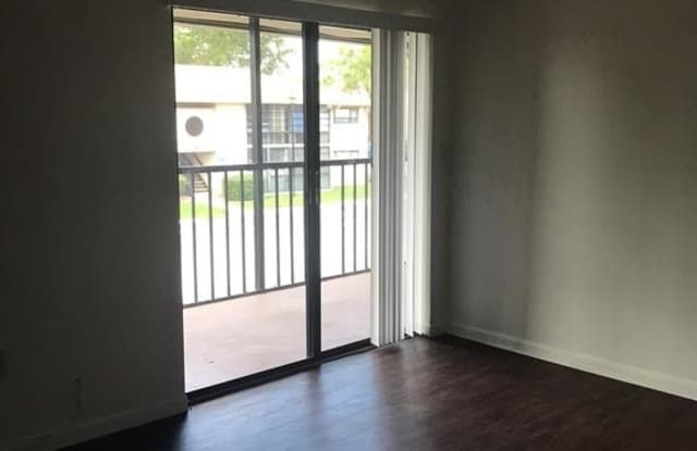 819 NE 199th St photos photos