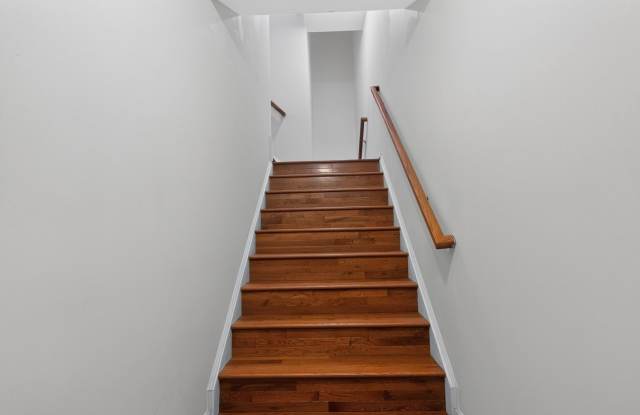 Spacious 4BR Townhome in Woodbridge Gallery 4