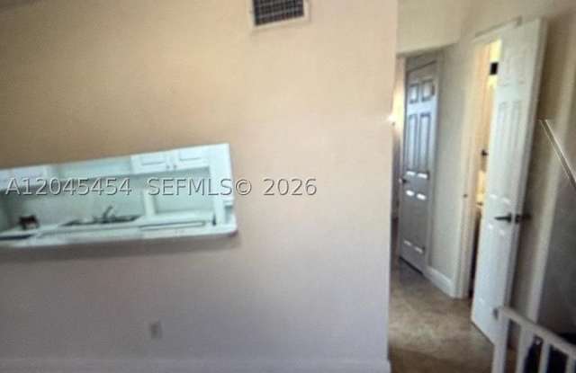 984 W 40th St Gallery 4